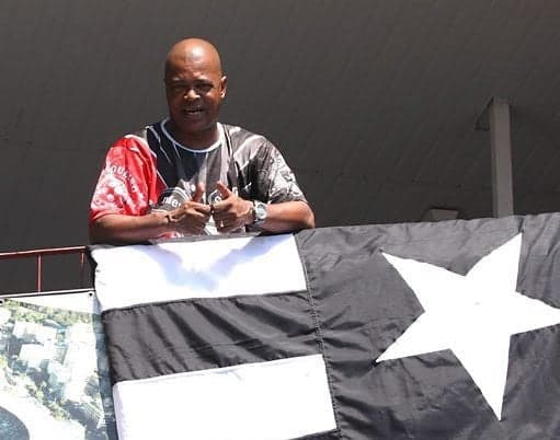 Quinho do Salgueiro com a bandeira do Botafogo