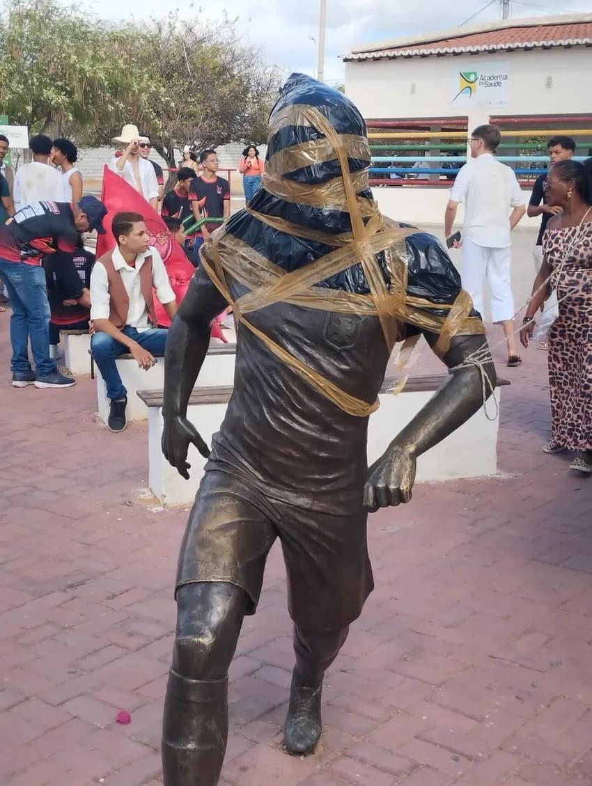 estátua daniel alves vandalizada