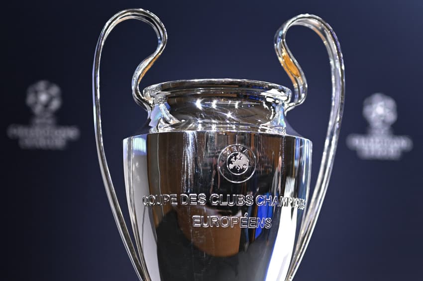 Taça da Champions League é exibida antes do sorteio das oitavas de final da temporada 2023/2024 (Foto: Fabrice Coffrini/AFP)