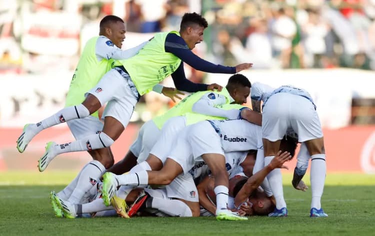 LDU venceu a Sul-Americana nos pênaltis (Foto: Pablo PORCIUNCULA / AFP)

