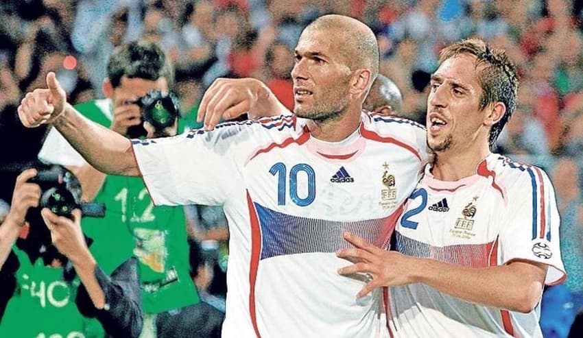 zinedine-zidane-y-frank-ribery-posan-juntos-en-un-partido-con-la-seleccion-francesa&#8211;ampliada&#8212;afp