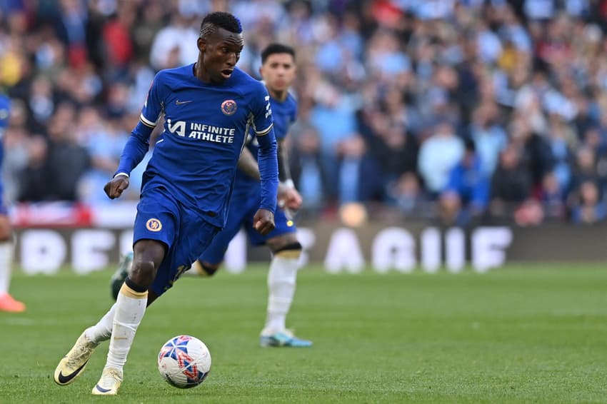 Nicolas Jackson com a bola na semifinal da FA Cup contra o Manchester City (Photo by Glyn KIRK / AFP).