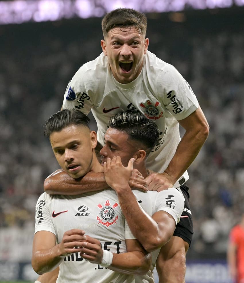 Romero-Fausto-Vera-Garro-Corinthians-Nacional