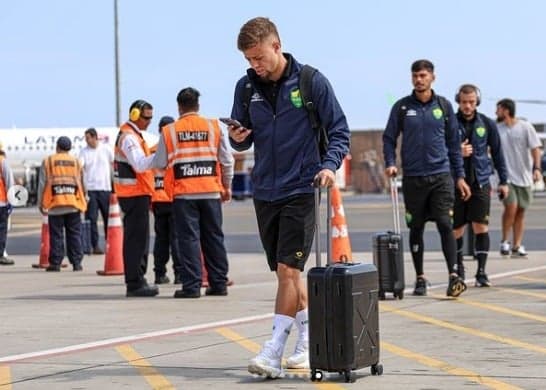 O meia Lucas Fernandes, do Cuiabá, desembarca em Lima, no Peru; Dourado encara o Deportivo Garcilaso, em Cusco, nesta terça-feira (23), pela Copa Sul-Americana