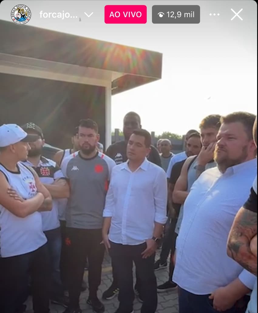 Torcida cobra jogadores do Vasco no CT