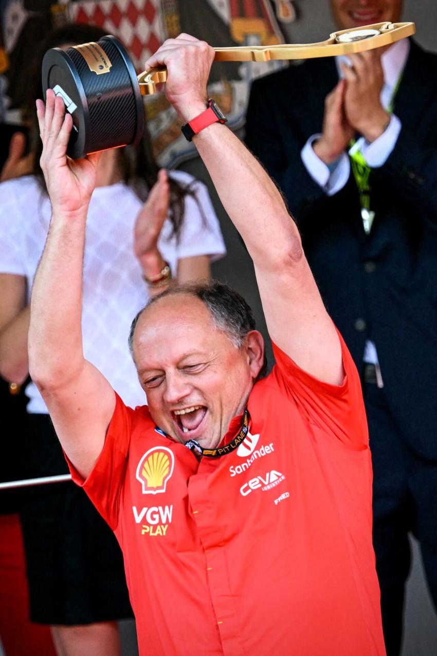 Fred Vasseur comemorando a vitória da Ferrari no GP de Mônaco 2024 (Foto: NICOLAS TUCAT / AFP)