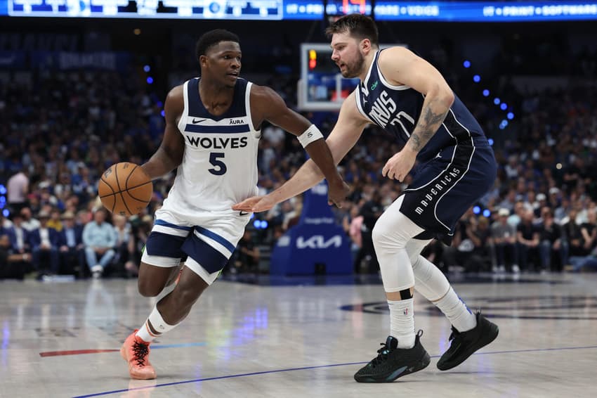 Anthony Edwards e Luka Doncic / Minnesota Timberwolves v Dallas Mavericks