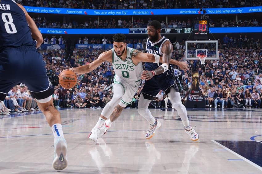 Jayson Tatum e Kyrie Irving 