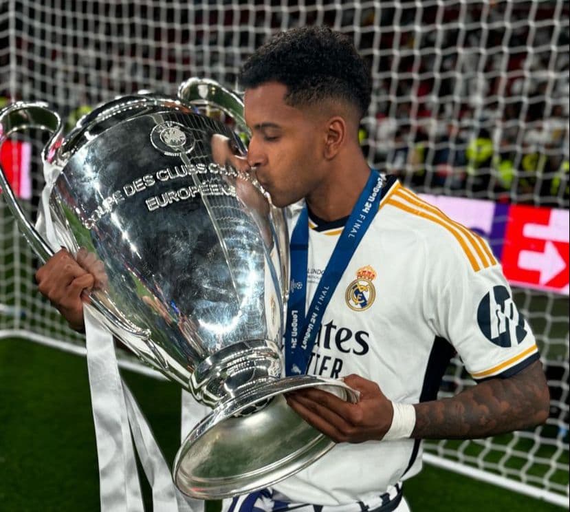 Rodrygo com a taça da Champions League após conquista em Wembley. (Foto: Divulgação)