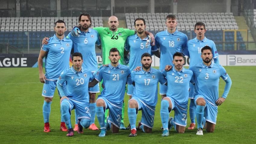 selecao-de-san-marino-a-pior-do-mundo-na-atualidade-posa-para-foto-antes-de-enfrentar-gibraltar-1605542507599_v2_900x506