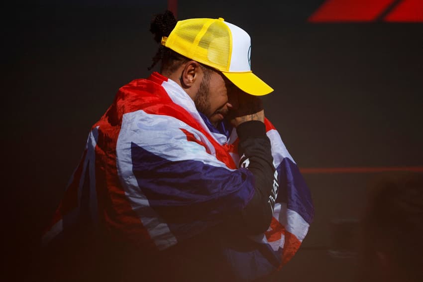 Lewis Hamilton se emocionou após vencer o GP da Inglaterra de 2024 (Foto: BENJAMIN CREMEL / AFP)