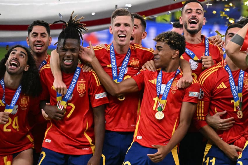 Nico Williams e Lamine Yamal comemoram o título da Espanha na Eurocopa