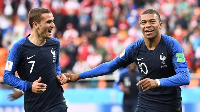 griezmann-e-mbappe-comemoram-gol-da-franca-1530214346308_v2_900x506