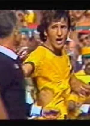 zico-reclama-com-o-arbitro-abraham-klein-apos-ter-a-camisa-rasgada-no-jogo-contra-os-italianos-em-19