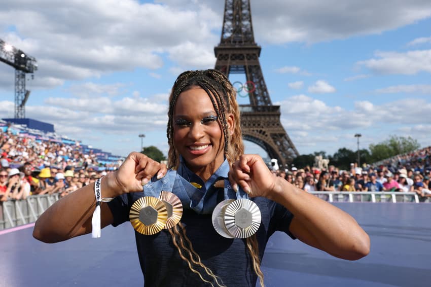 Rebeca Andrade com as medalhas