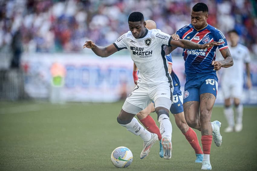 BRASILEIRO A 2024, BAHIA X BOTAFOGO - Jean Lucas, jogador do Bahia, disputa lance com Luiz Henrique, do Botafogoto