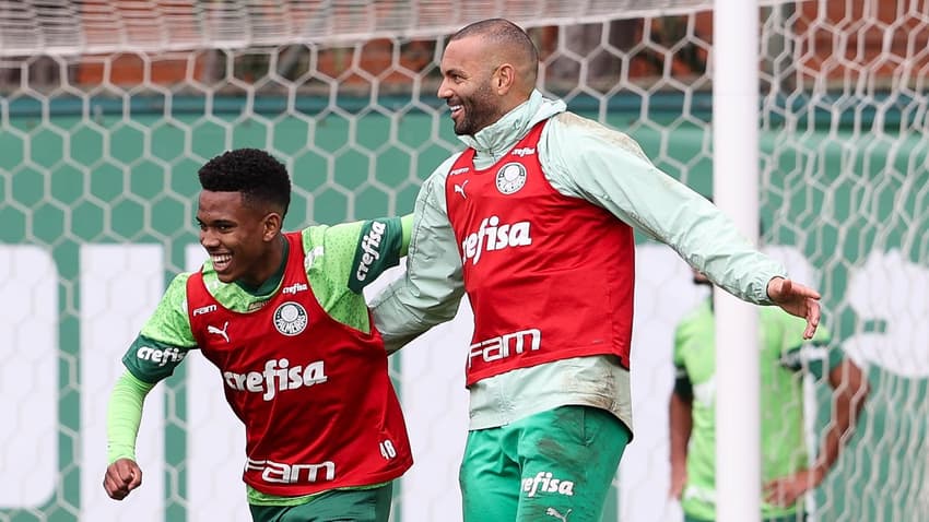 Estêvão e Weverton em treina na Academia de Futebol