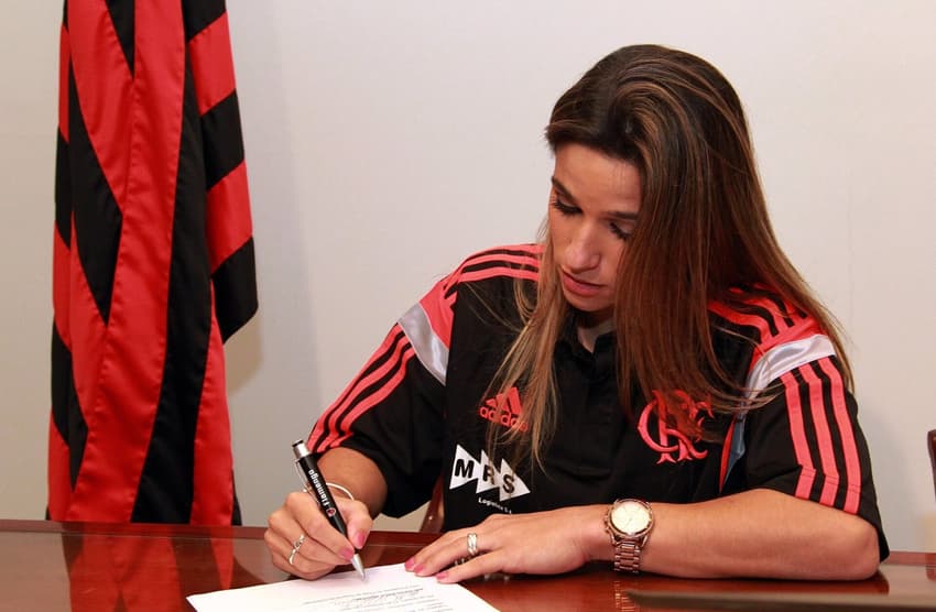Jade Barbosa assinando com o Flamengo em 2024 (Foto: Divulgação / Flamengo)