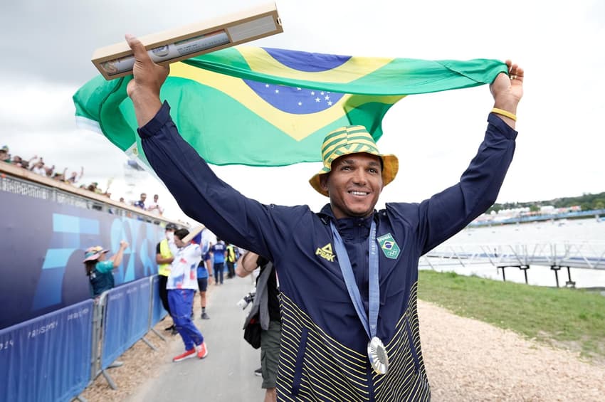 Isaquias Queiroz vence a medalha de prata - Foto: Alexandre Loureiro/COB