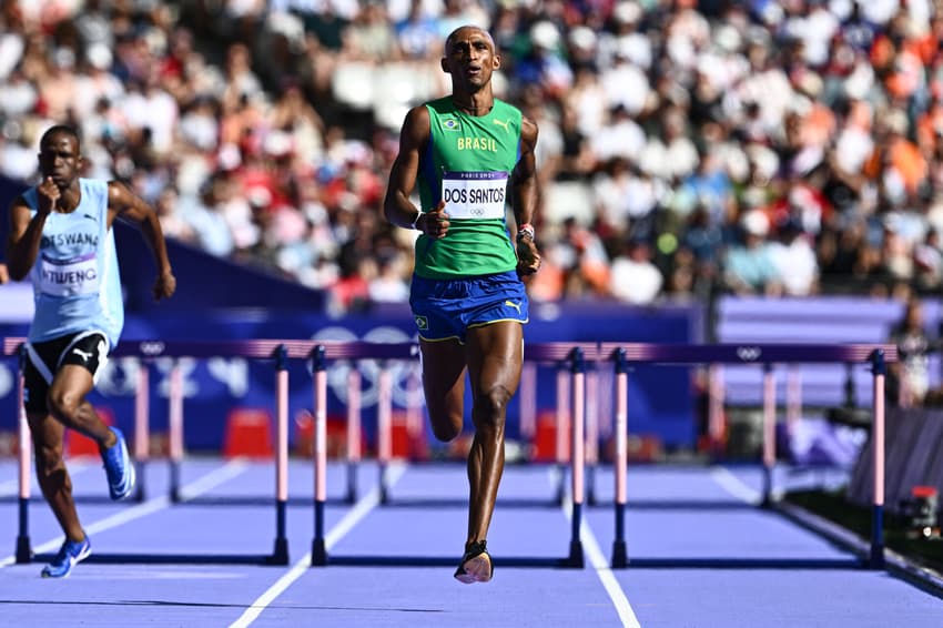 Alison dos Santos na prova dos 400m com barreira em Paris. Foto: Jewel SAMAD / AFP