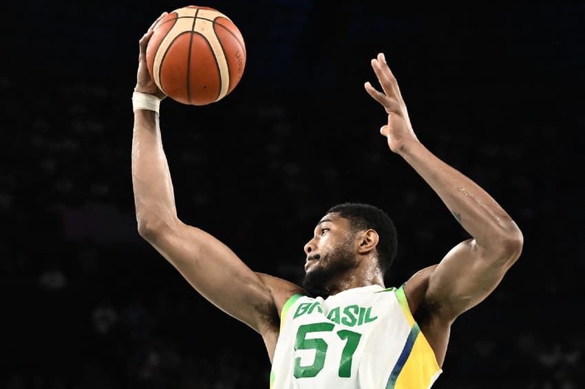 bruno-caboclo-do-brasil-durante-jogo-contra-os-eua-no-basquete-das-olimpiadas-1722981408171_v2_1920x1279