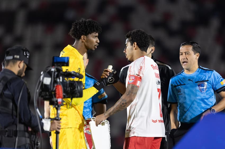 Para assistir no SBT Online: Corinthians e Bragantino fazem o grande duelo dessa semana na grade da emissora. Foto: Diogo Reis/AGIF