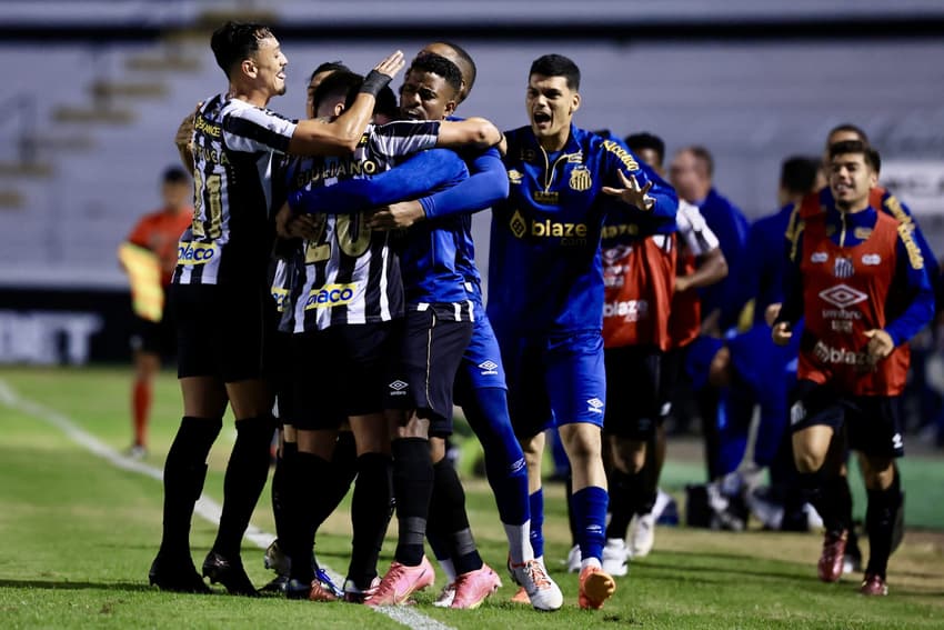 O jogo de hoje pode valer a liderança para o Santos; No primeiro turno, o Peixe venceu a Ponte por 2 a 1 Foto: Marcello Zambrana/AGIF