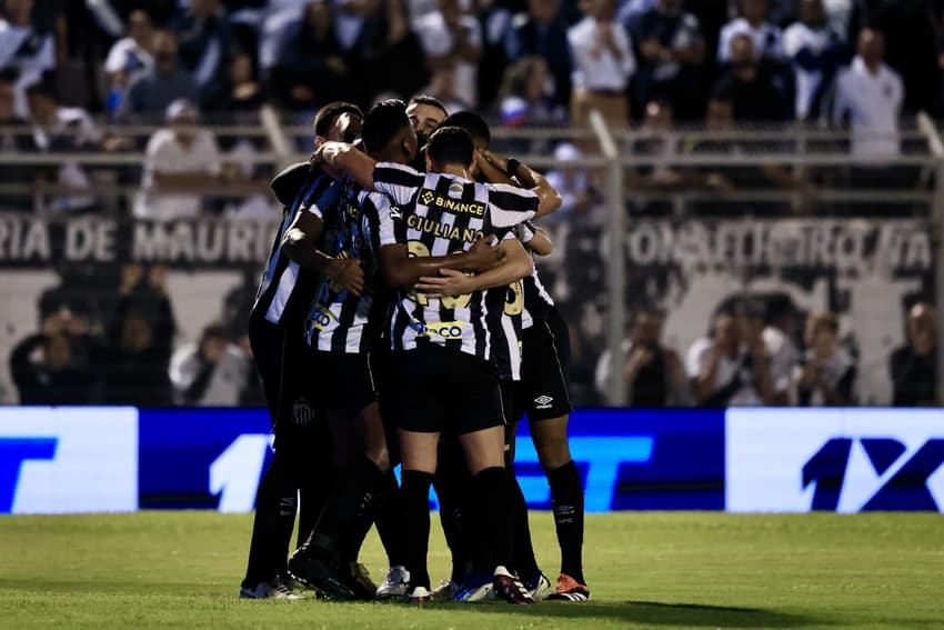 Santos e Ponte Preta duelam pela Série B Foto: Marcello Zambrana/AGIF