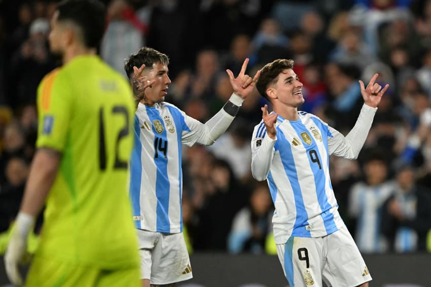 Julian Alvarez comemora o gol com Enzo Fernandez em Argentina x Chile