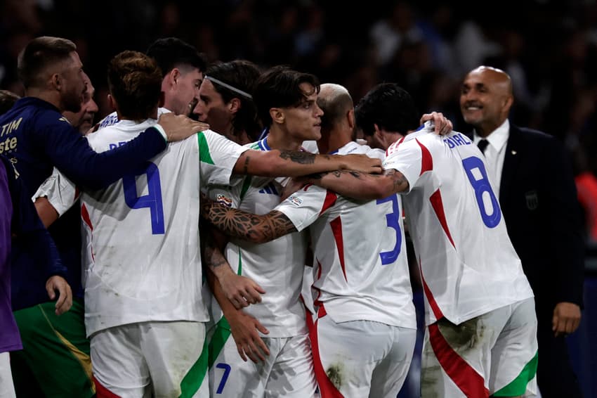 Itália comemora o gol contra a França