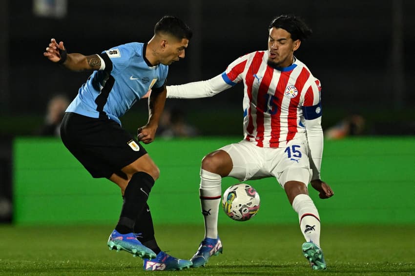 Luis Suarez e Gustavo Gomez em Uruguai x Paraguai