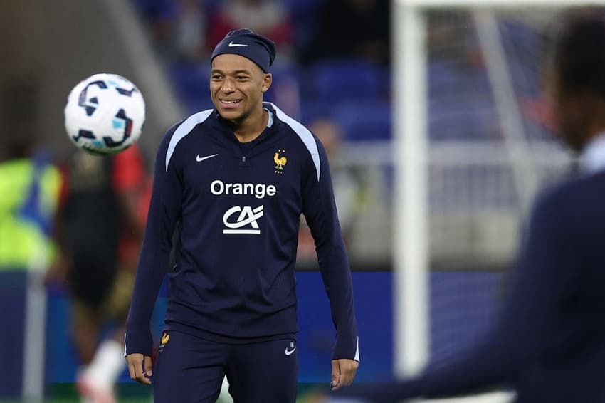 Mbappé no aquecimento de França x Bélgica pela Liga das Nações