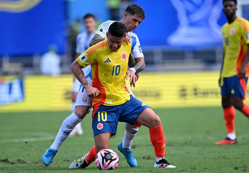 James Rodriguez e Enzo Fernandez disputam a bola em Colômbia x Argentina, no Estádio Metropolitano Roberto Meléndez