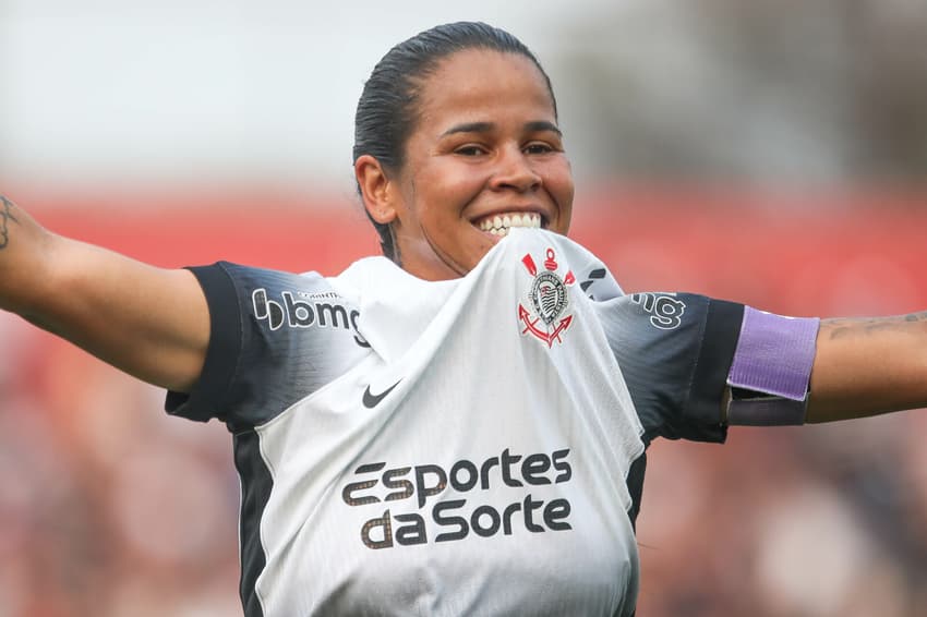 Vic Albuquerque celebra gol no Brasileirão Feminino (Foto: Reinaldo Campos/AGIF)