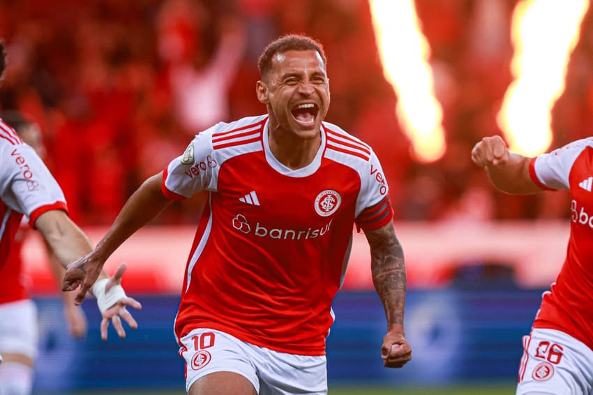 Alan Patrick comemora seu gol em Internacional x Cuiabá no Beira-Rio