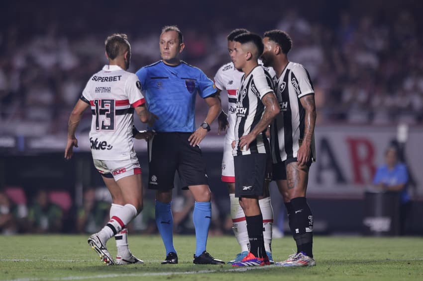 Árbitro Dario Herrera durante partida entre Sao Paulo e Botafogo no estadio Morumbi pelo campeonato Copa Libertadores 2024. Foto: Ettore Chiereguini/AGIF