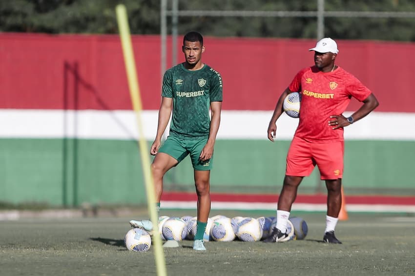 Auxiliar permanente, Marcão observa treino do Fluminense