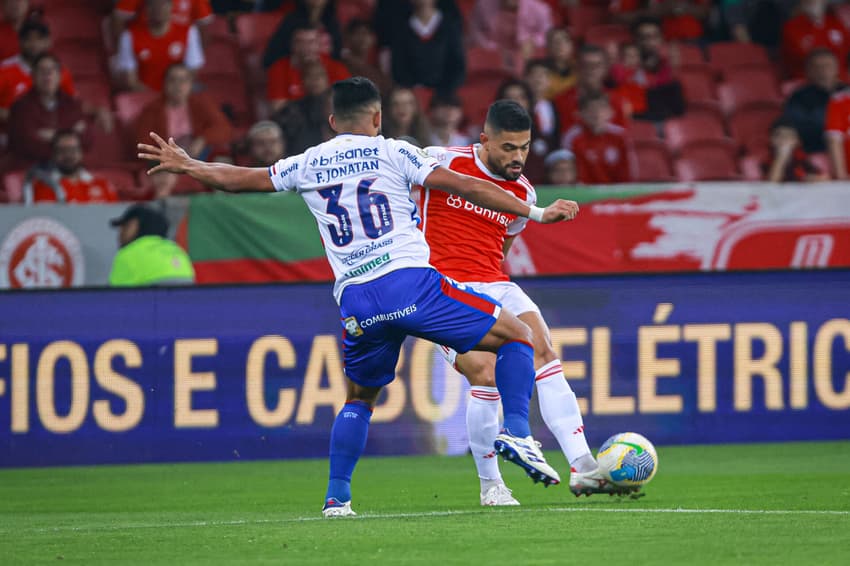 Bruno Tabata e Felipe Jonatan disputam a bola em Internacional x Fortaleza, no estádio Beira-Rio, pelo Brasileirão