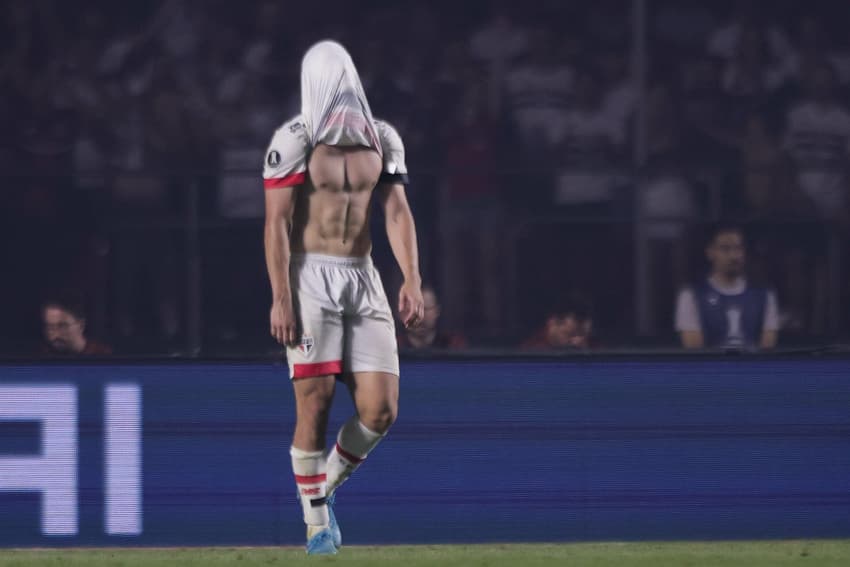 Calleri jogador do Sao Paulo lamenta durante partida contra o Botafogo no estadio Morumbi pelo campeonato Copa Libertadores 2024. Foto: Ettore Chiereguini/AGIF