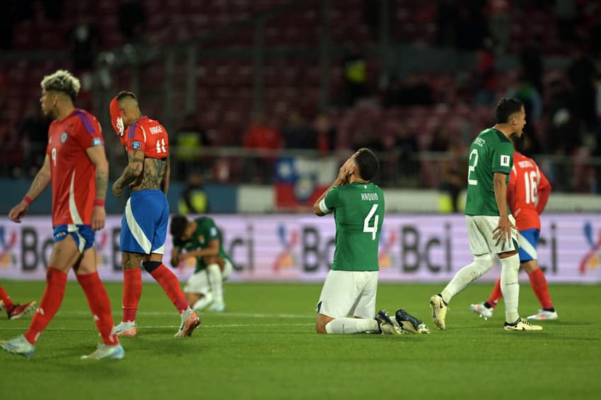 Luis Haquin comemora o gol em Chile x Bolivia, o Estádio National de Santiago