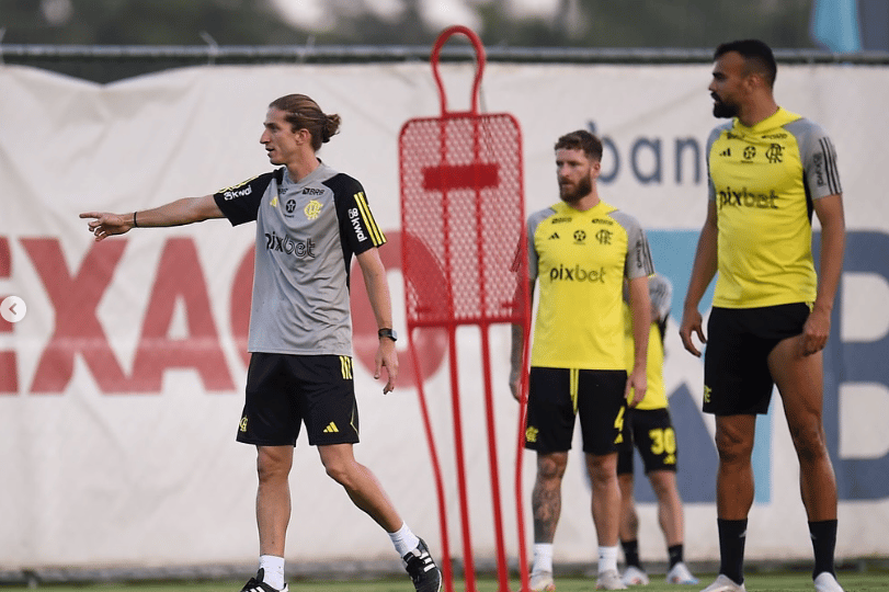 Técnico Filipe Luís, com Léo Pereira e Fabrício Bruno no seu primeiro treino do Flamengo (foto: Marcelo Cortes /CRF)