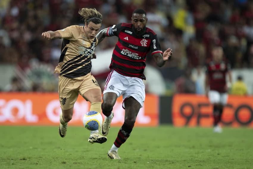 Gerson jogador do Flamengo disputa lance com Canobbio jogador do Athletico-PR durante partida no estadio Maracana pelo campeonato Brasileiro A 2024. Foto: Jorge Rodrigues/AGIF