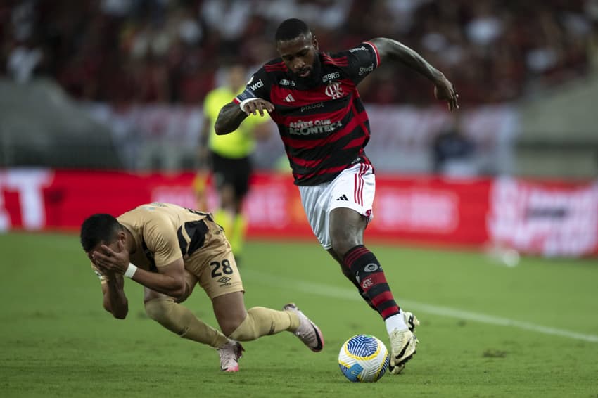 Gerson jogador do Flamengo durante partida contra o Athletico-PR no estadio Maracana pelo campeonato Brasileiro A 2024. Foto: Jorge Rodrigues/AGIF