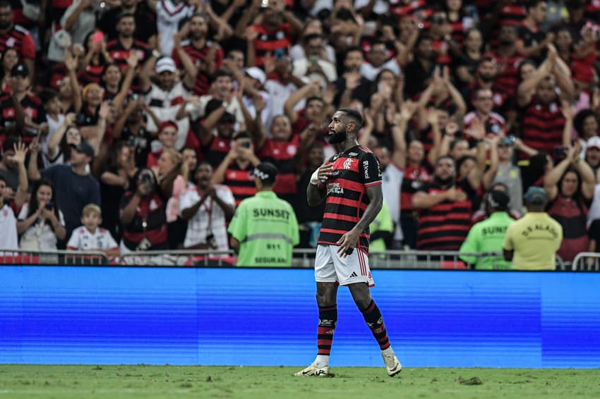 Gerson jogador do Flamengo comemora seu gol durante partida contra o Athletico-PR no estadio Maracana pelo campeonato Brasileiro A 2024. Foto: Thiago Ribeiro/AGIF