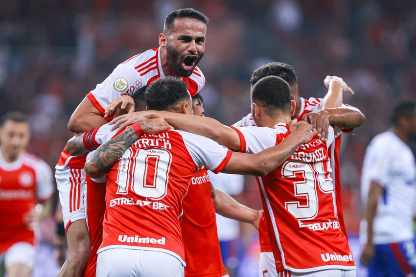 Jogadores do Internacional comemoram gol de Alan Patrick contra o Fortaleza, no Beira-Rio