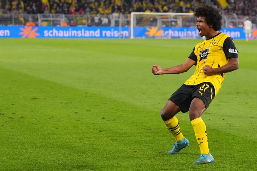 Karim Adeyemi, do Borussia Dortmund e da Alemanha, em partida contra o Heidenheim (Foto: Pau BARRENA / AFP)