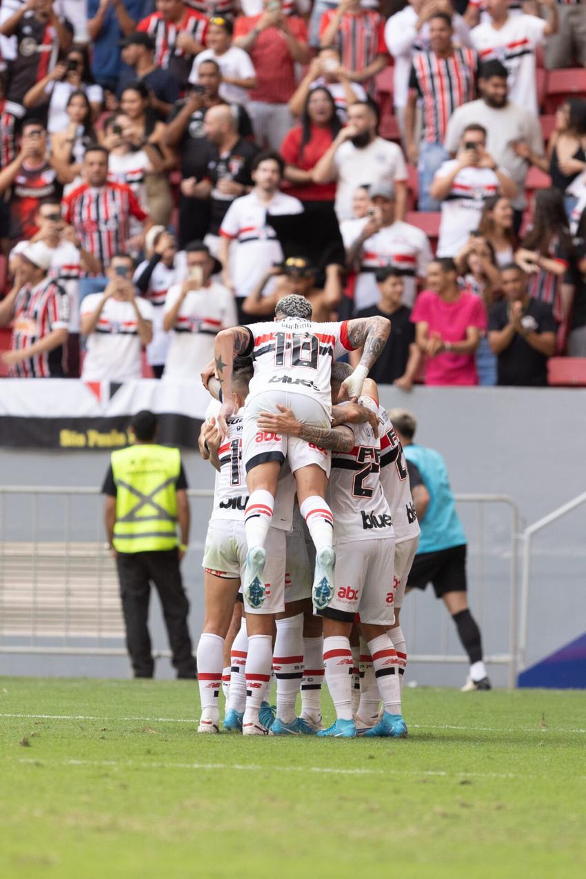 Lucas jogador do Sao Paulo comemora seu gol com jogadores do seu time durante partida contra o Corinthians no estadio Mane Garrincha pelo campeonato Brasileiro A 2024. Foto: Kayan Mendes/AGIF