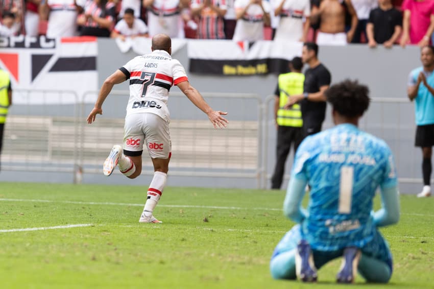 Lucas jogador do Sao Paulo comemora seu gol durante partida contra o Corinthians no estadio Mane Garrincha pelo campeonato Brasileiro A 2024. Foto: Kayan Mendes/AGIF