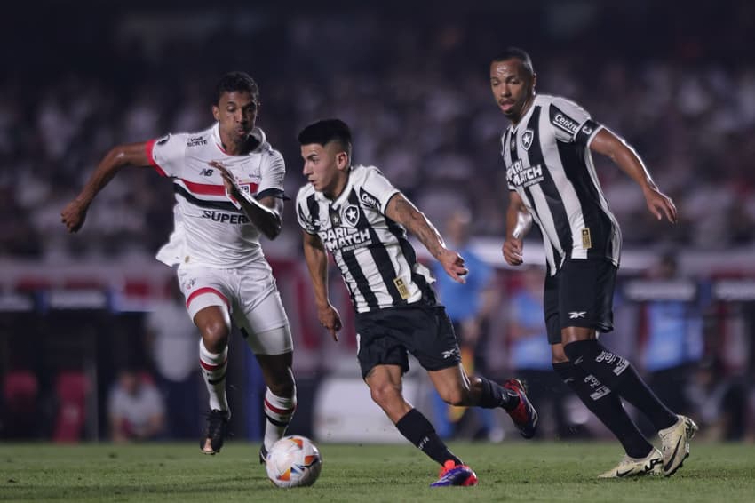 Luis Gustavo jogador do Sao Paulo disputa lance com Almada jogador do Botafogo durante partida no estadio Morumbi pelo campeonato Copa Libertadores 2024. Foto: Ettore Chiereguini/AGIF