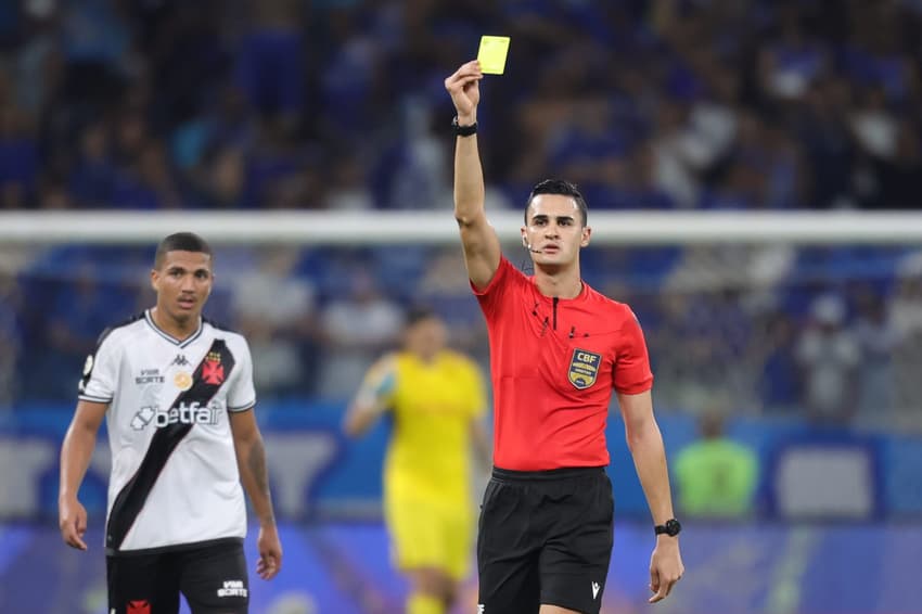 Matheus-Candancan-arbitro-de-Cruzeiro-x-Vasco